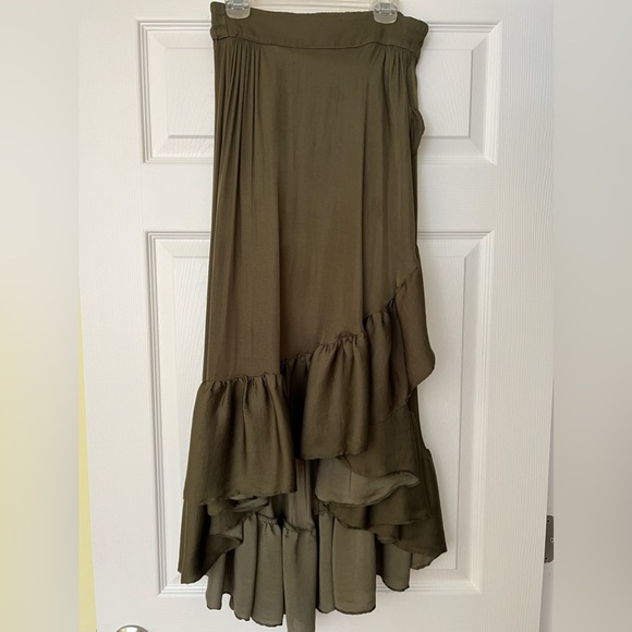 High-low flowy moss green skirt with elastic waist size small - Picture 2 of 6